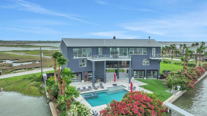 Exterior, Pool, Water