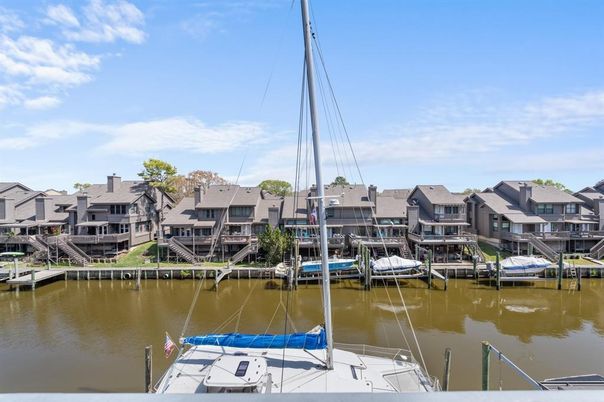 Exterior, Lake