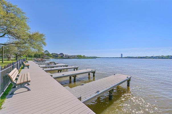 Exterior, Lake