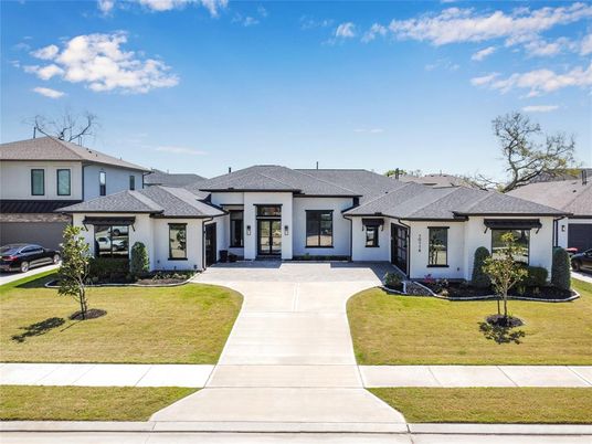 Exterior, Facade, Ranch