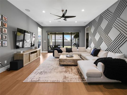 Fitness Equipment, Interior, Living room, Recessed Lighting, Wood Texture Flooring