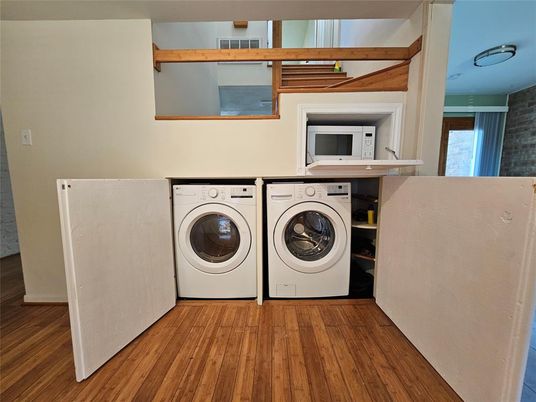 Interior, Washer, Wood Texture Flooring