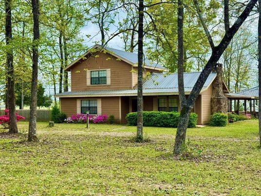 Backyard, Exterior, Facade, Split Level