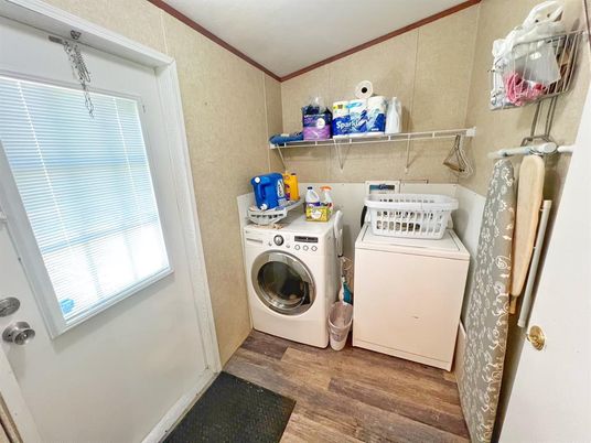 Interior, Washer, Wood Texture Flooring
