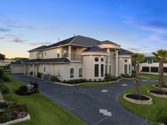 Exterior, Facade, Mediterranean