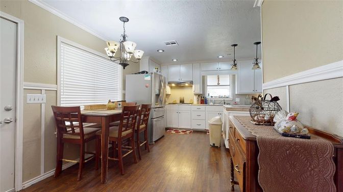 Chandelier, Dining room, Interior, Kitchen, Pendant Lights, Recessed Lighting, Wood Texture Flooring