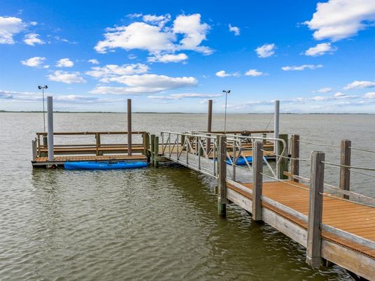 Exterior, Lake