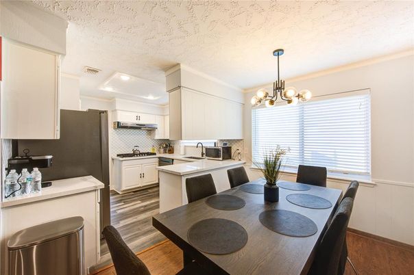 Chandelier, Dining room, Interior, Kitchen, Recessed Lighting, Wood Texture Flooring