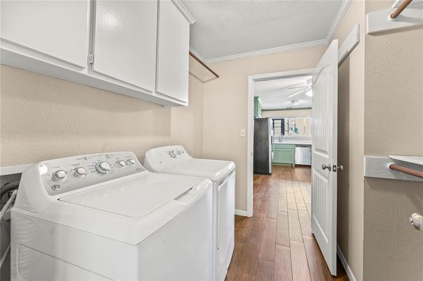 Interior, Washer, Wood Texture Flooring