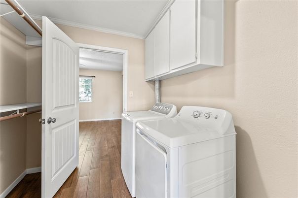 Interior, Washer, Wood Texture Flooring
