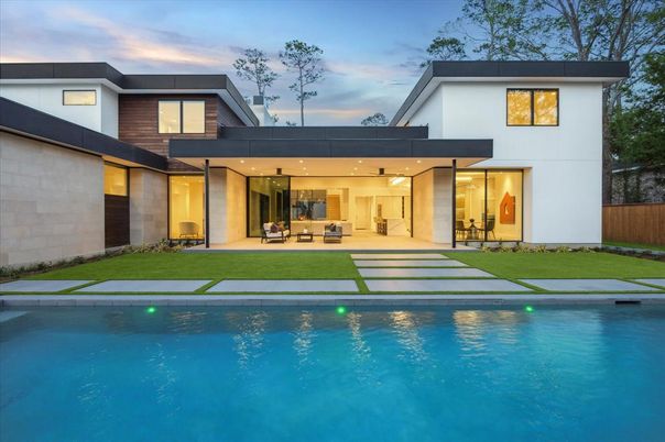 Exterior, Facade, Pool, Modern