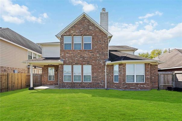 Backyard, Exterior, Facade, Brick Facade, Brick Traditional