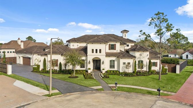 Attached, Exterior, Facade, Mediterranean