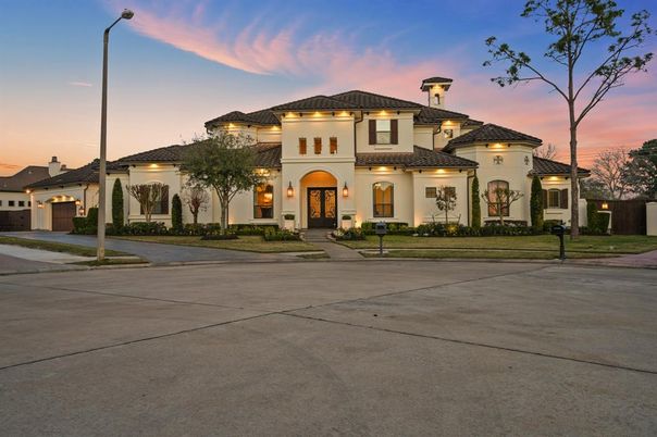 Exterior, Facade, Mediterranean