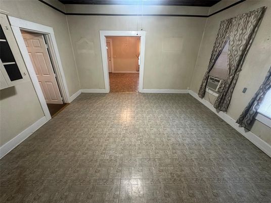 Empty room, Interior