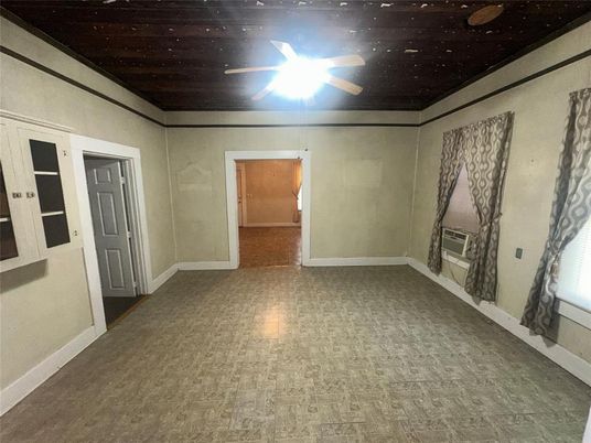 Empty room, Interior
