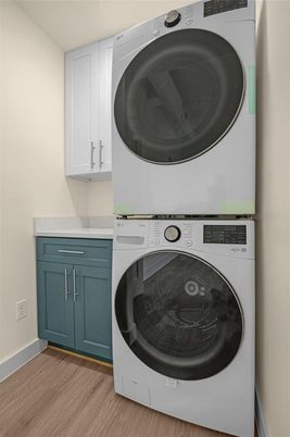 Interior, Utility Closets, Washer, Wood Texture Flooring