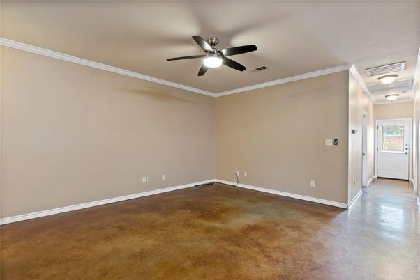 Empty room, Interior