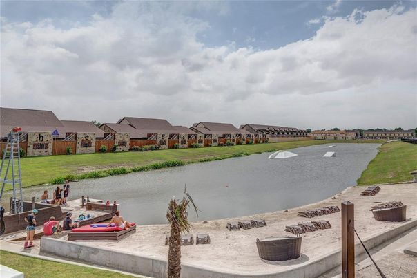 Exterior, Lake