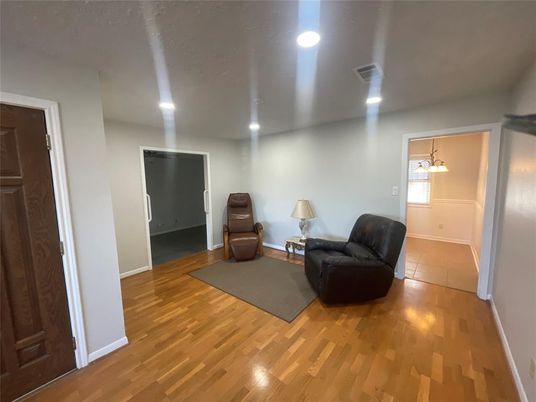 Interior, Recessed Lighting, Wood Texture Flooring