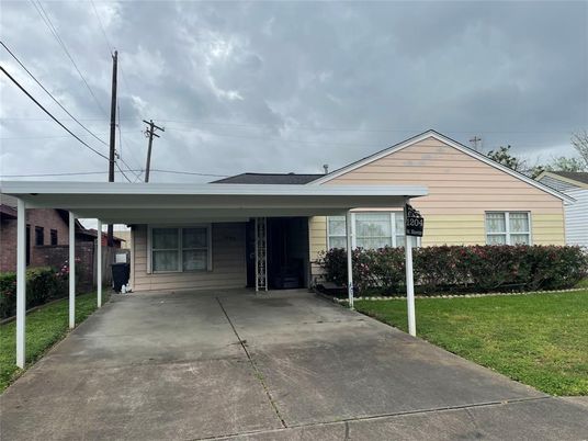 Exterior, Facade, Ranch