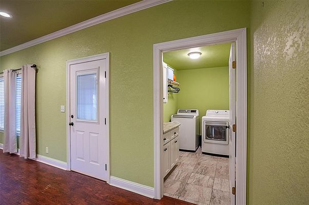 Interior, Recessed Lighting, Washer, Wood Texture Flooring