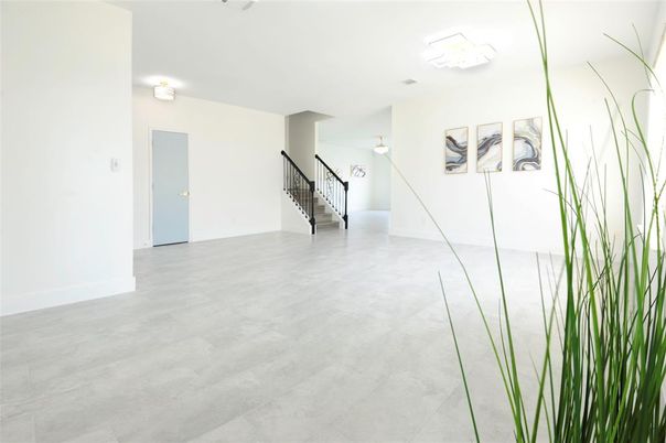 Empty room, Interior