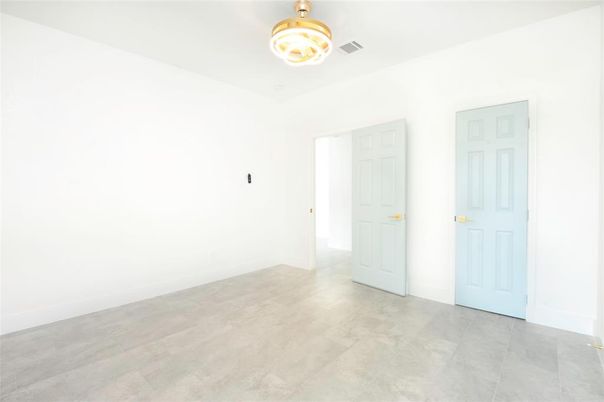 Empty room, Interior