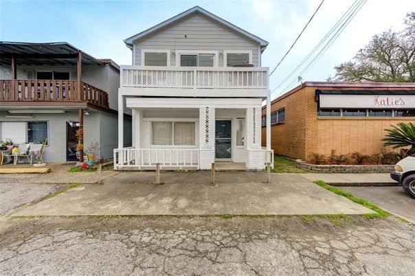 Exterior, Facade, Brick Facade, American Craftsman