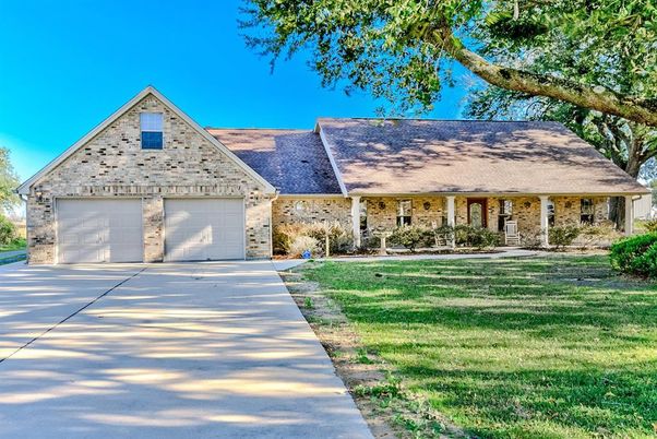 Attached, Exterior, Facade, Ranch