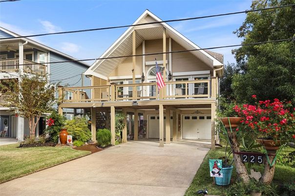 Attached, Exterior, Facade, Queen Anne Victorian