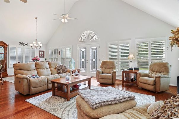Chandelier, Dining room, Interior, Living room, Pendant Lights, Wood Texture Flooring
