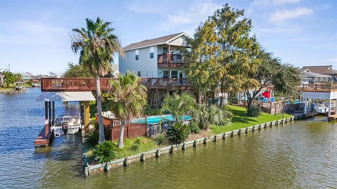 Exterior, Lake
