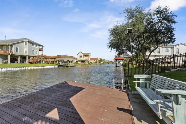 Exterior, Lake