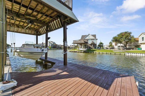 Exterior, Lake