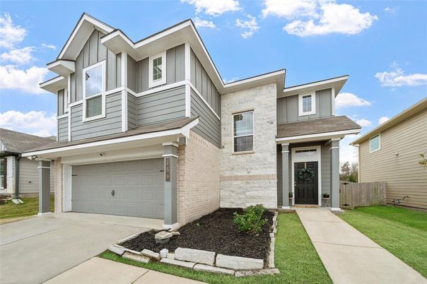 Attached, Exterior, Facade, Brick Facade, American Craftsman