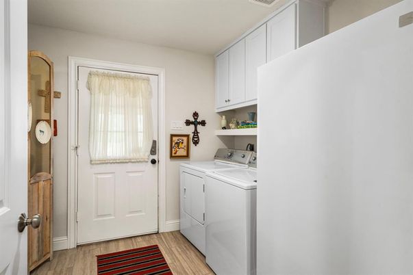 Interior, Washer, Wood Texture Flooring