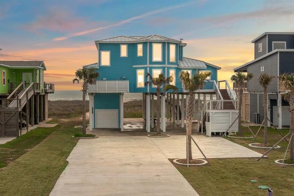 Attached, Backyard, Exterior, Facade, Water, Modern