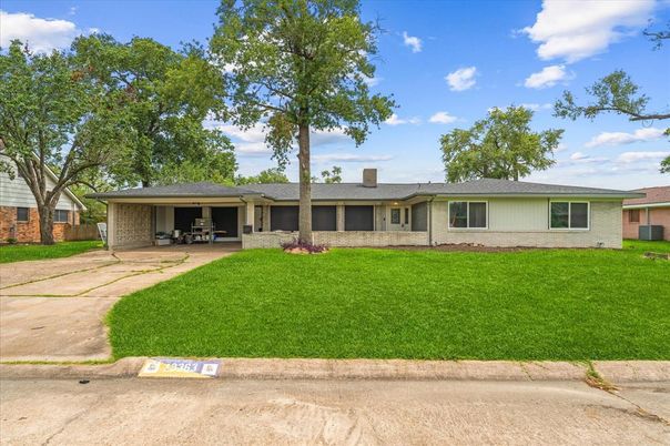 Backyard, Exterior, Facade, Brick Facade, Ranch