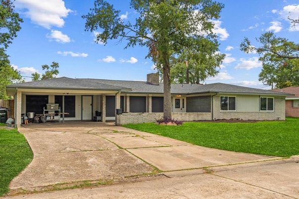 Backyard, Exterior, Facade, Brick Facade, Ranch