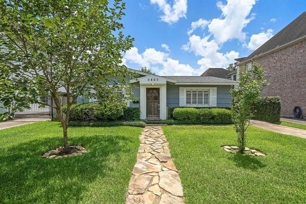Backyard, Exterior, Facade, Brick Facade, Ranch