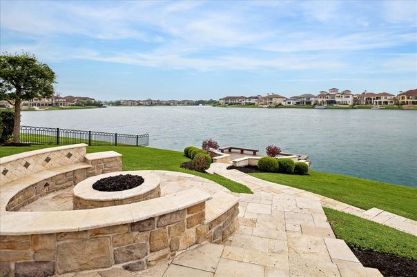 Exterior, Lake
