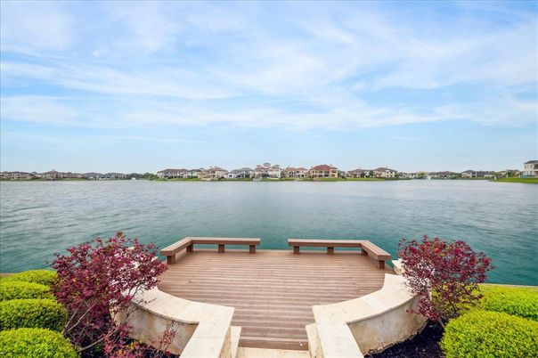 Exterior, Lake
