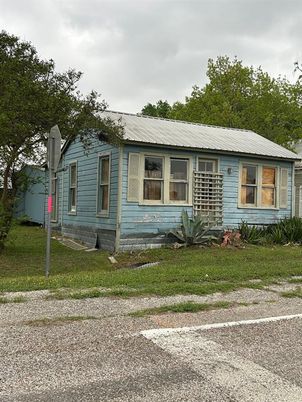 Exterior, Facade, Ranch