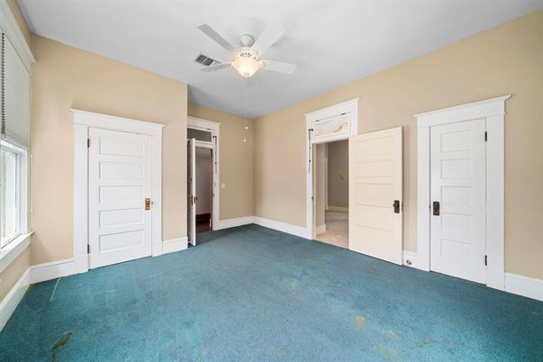 Empty room, Interior