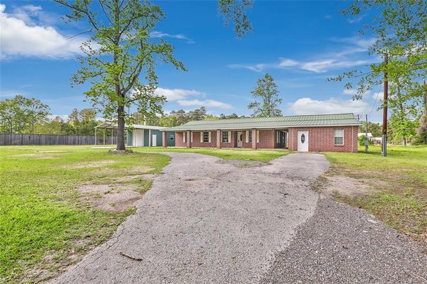 Backyard, Exterior, Facade, Brick Facade, Ranch
