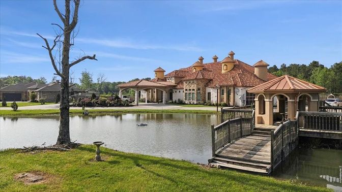 Exterior, Lake