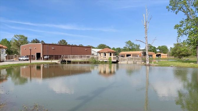 Exterior, Lake