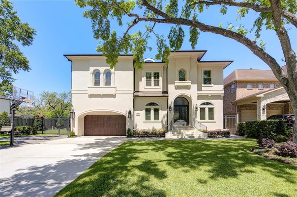 Attached, Exterior, Facade, Mediterranean