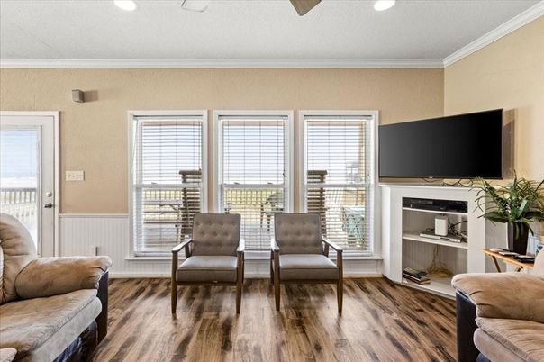 Interior, Recessed Lighting, Wood Texture Flooring
